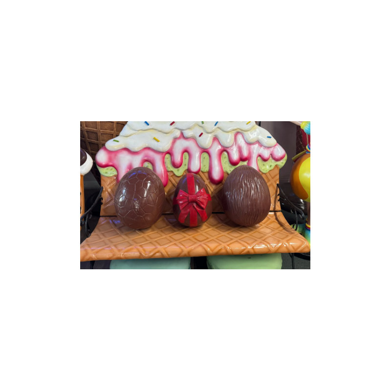 Statue œuf de Pâques craquelé chocolat surdimensionné