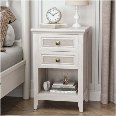 Table de chevet Farmhouse, table de chevet Boho avec 2 tiroirs décoratifs en rotin, table de bout décorative avec tablette de rangement ouverte, unité de chevet en bois pour chambre à coucher, salon, bureau à domicile