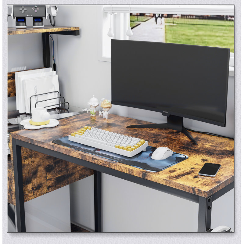 Bureau d'ordinateur brun avec prise de courant et rangement