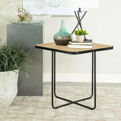 Table d'appoint en travertin et noir avec base inclinée, design moderne contrastant pour des intérieurs sophistiqués