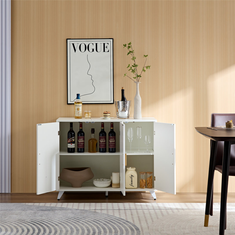 Buffet classique avec 3 portes et tablettes amovibles pour un rangement élégant