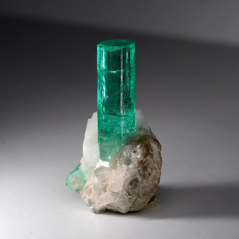 Émeraude sur calcite de Colombie
