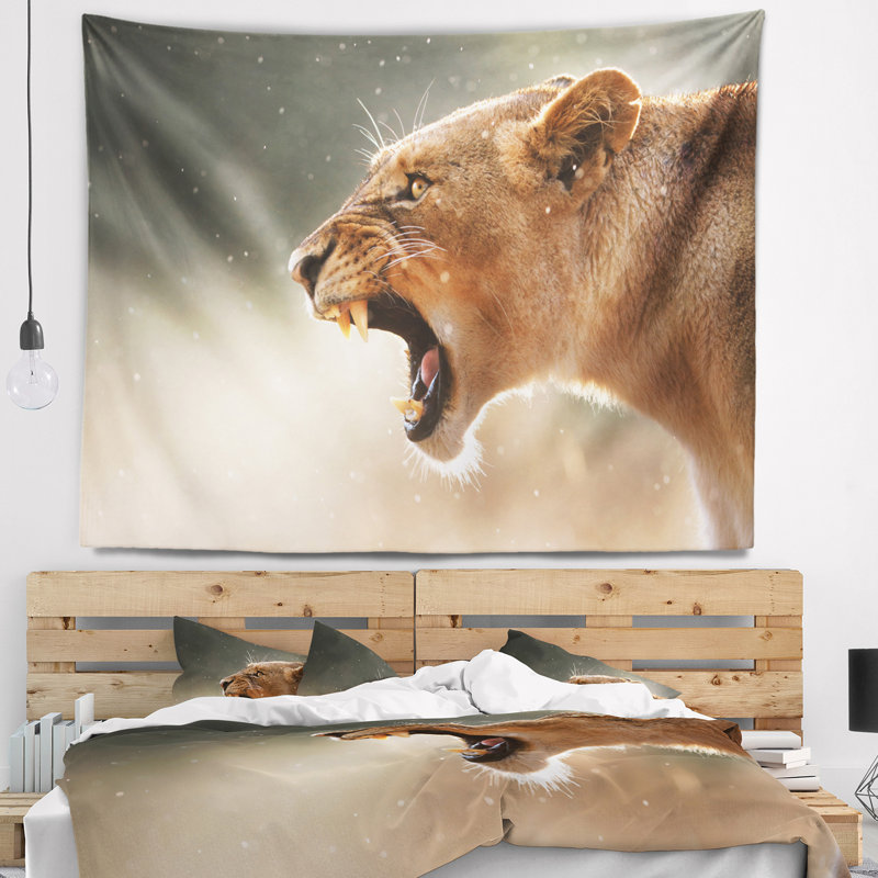 Lion montrant une tapisserie à dents dangereuses, H 32 po x l 39 po