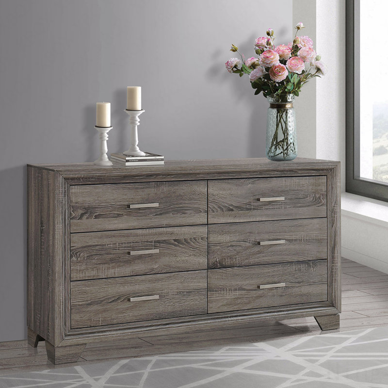 La commode et la commode avec une finition en bois rustique et des poignées subtiles allient charme rétro et rangement spacieux dans la chambre à coucher