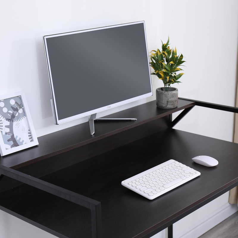 Console noire étroite avec porte d'entrée moderne et petite table de canapé derrière le canapé