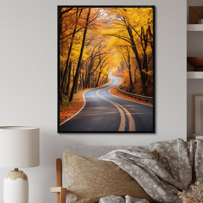 Route d'automne dorée dans la forêt I