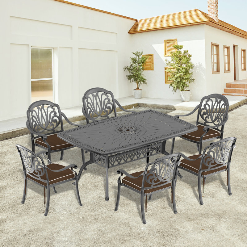 Ensemble de table de salle à manger rectangulaire en fonte d'aluminium avec trou pour parasol et coussins bruns L 63,78 po x L 40,16 po Fairway
