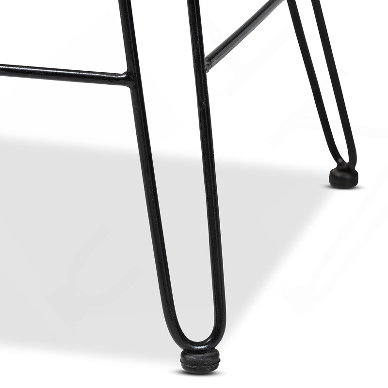 Tabouret de comptoir moderne de style bohémien avec rotin naturel et fer, dossier en forme de feuille pour plus de confort et de style.