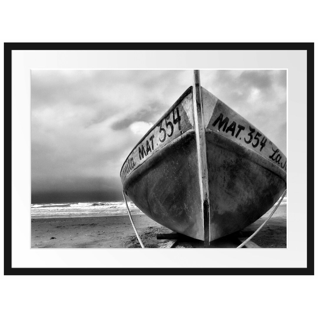 Gerahmtes Poster Kleines Segelboot am Strand