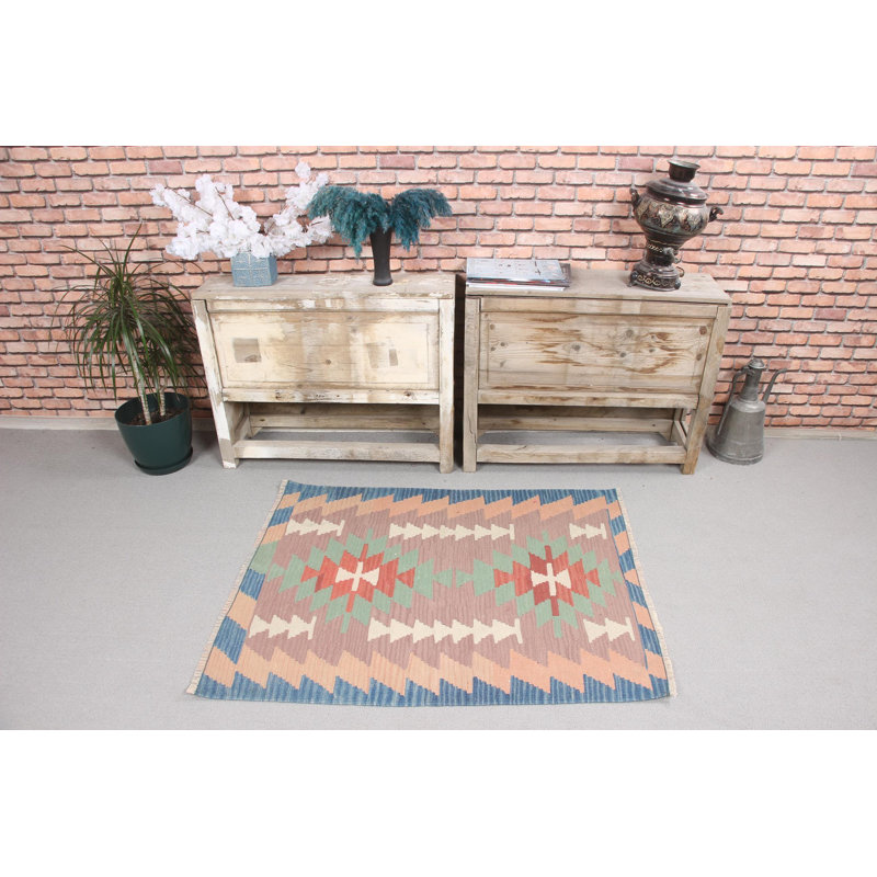 Tapis turc à motif géométrique antique en mauve rustique pour un espace invitant
