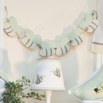 «Flutter Bees Bee Garland», art suspendu