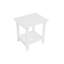 Table d'appoint Hips White en bois aux tons chauds, idéale pour le jardin et les réceptions en extérieur. Sa structure à deux niveaux offre un espace de rangement pour les sous-verres et les boissons. Son dossier ergonomique et profilé assure une assise confortable.