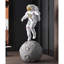 Article décoratif en fibre de verre Creative Astronaut Spacewalk-522432301