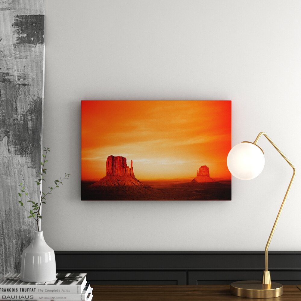 Gerahmtes Leinwandbild  Monument Valley bei Sonnenuntergang, Utah, USA