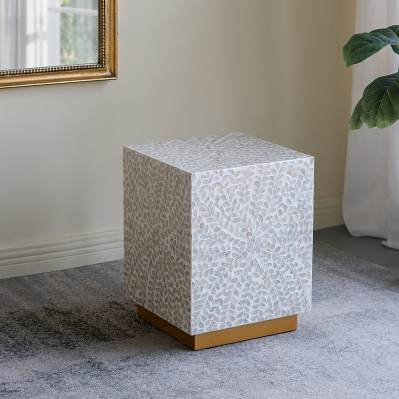 Tabouret d'appoint 14 po x 14 po x 18 po avec finition coquille de Capiz blanc et base piédestal dorée