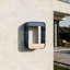 Lampe murale d'extérieur en métal avec DEL à énergie solaire avec crépuscule à l'aube-687225558-685127870
