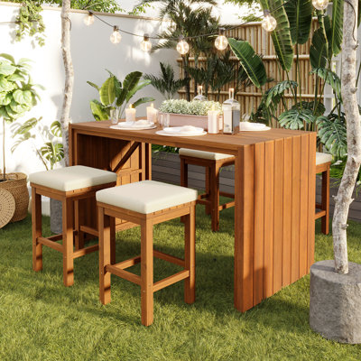 Bar de patio 5 pièces avec structure en bois et coussins beiges amovibles pour balcon et jardin. Tabourets de jardin confortables et naturels.
