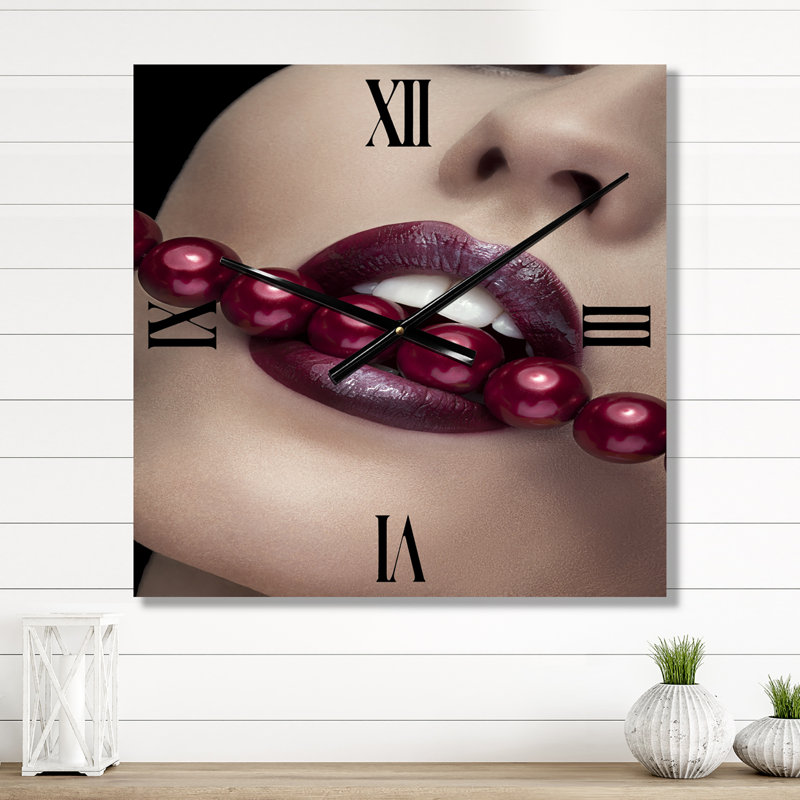 Horloge murale moderne «Woman Bitting with Red Lips with Red Pearls», Très grand
