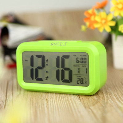 Réveil numérique DEL avec fonction snooze, capteur de luminosité, rétroéclairage, affichage de l'heure, de la date et de la température, noir.