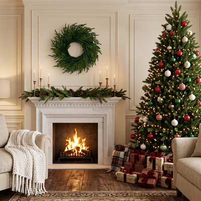 Couronne de Noël artificielle 24 po, couronne de Noël en cèdre réaliste pour porte d'entrée, mur, manteau de cheminée