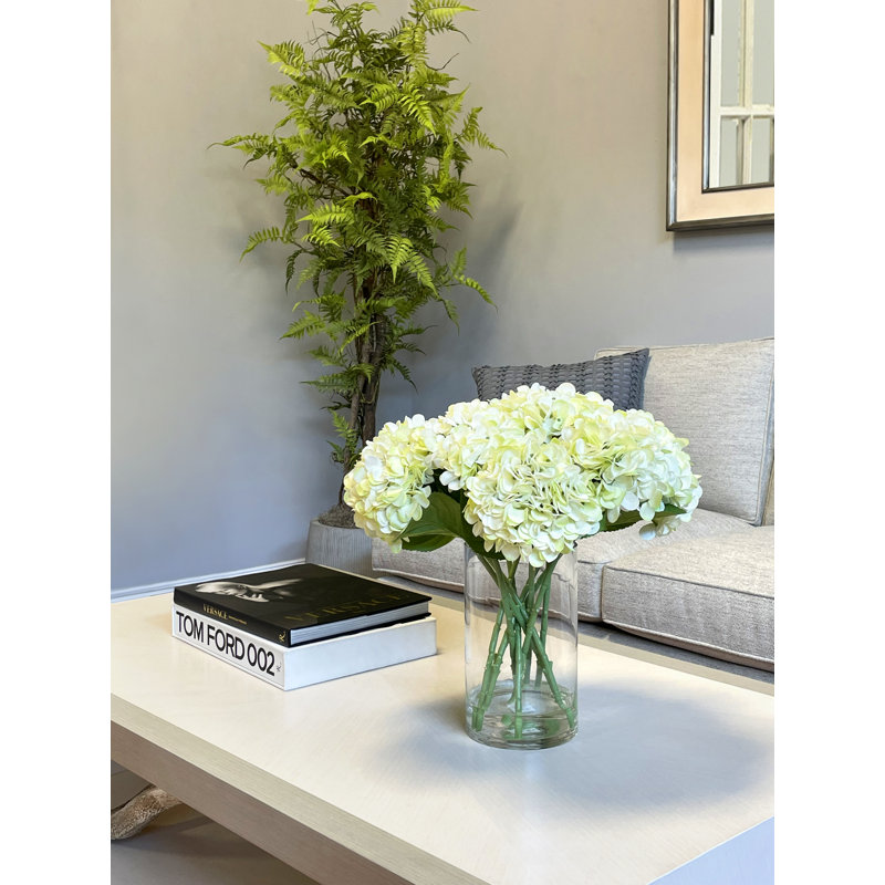 Hortensias disposés dans un vase en verre