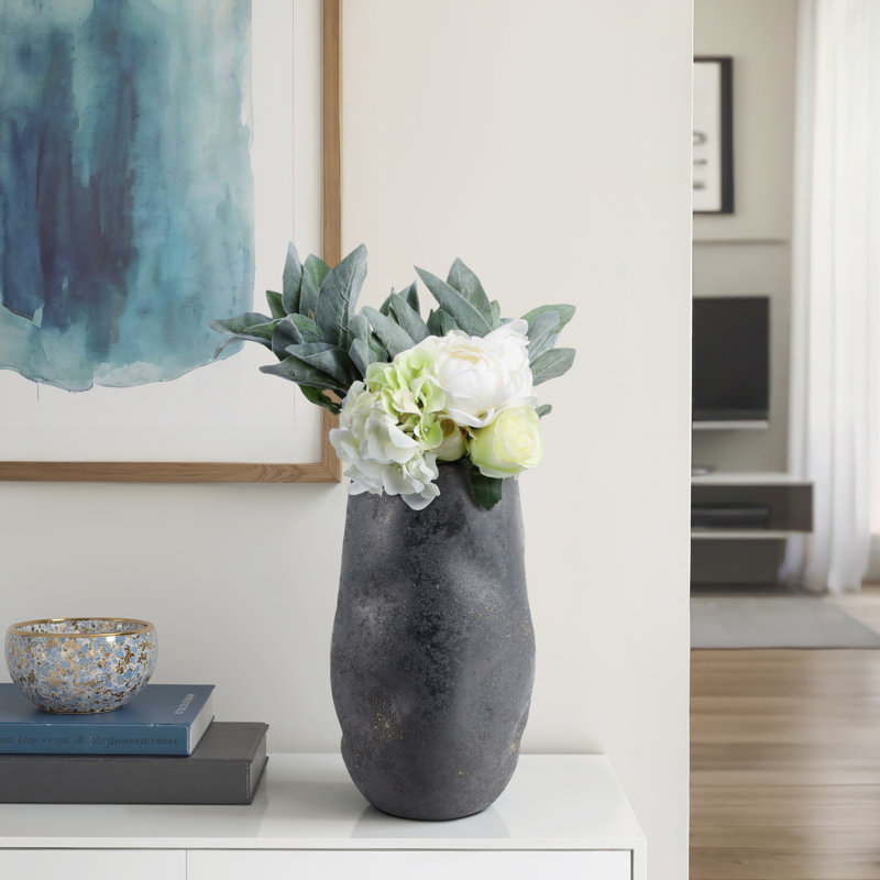 Vase en faïence fabriqué à la main avec motif organique sculpté, H 15 po x l 9 po x P 9 po