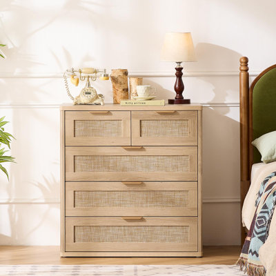 Commode en rotin pour chambre à coucher, petite commode de 33,5 po, commode à 5 tiroirs en bois Boho avec poignées en métal doré, armoire de rangement pour chambre à coucher, salon, couloir