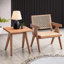 Chaise beige et naturelle avec pieds pour un siège pratique et respirant