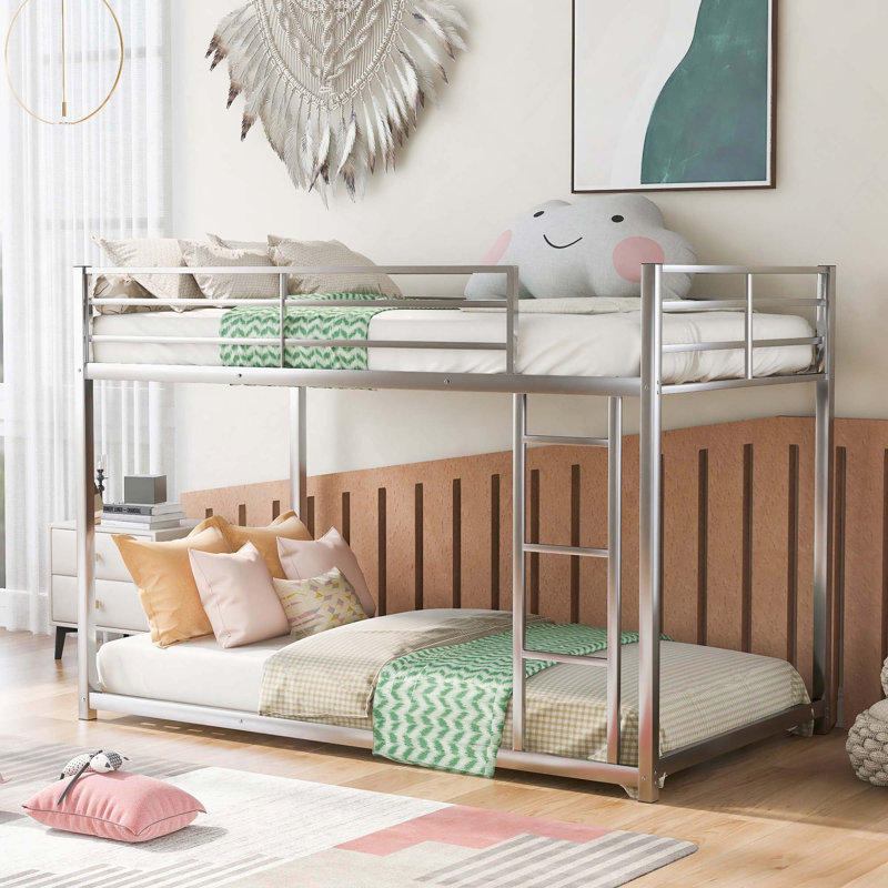 Lit superposé simple au-dessus d'un lit simple en métal avec structure robuste, barrière de sécurité et échelle intégrée pour les petits espaces