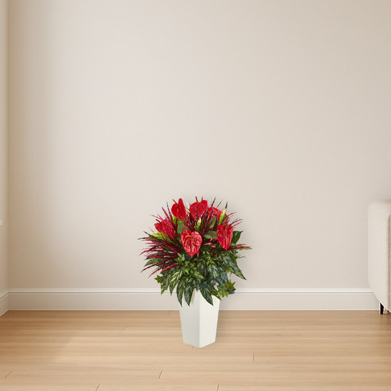 Mélange d'anthurium dans un vase blanc
