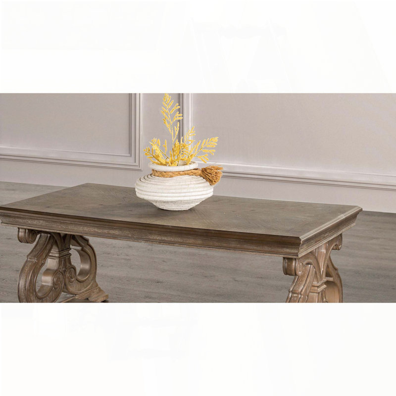 Table basse traditionnelle avec pieds à volutes sculptés et finition chêne vieilli