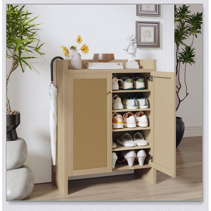 Meuble à chaussures en rotin de 108 cm de haut avec 6 tablettes ajustables, idéal pour les entrées et les couloirs.