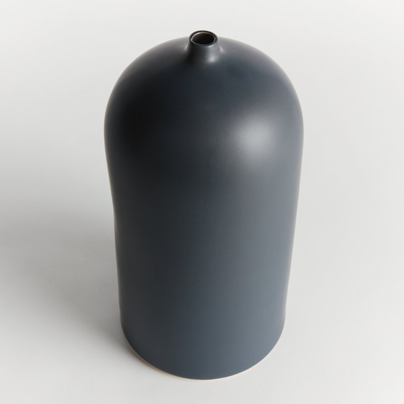 Vase en céramique mat marine grand, H 15,25 po x l 7,75 po x P 7,75 po