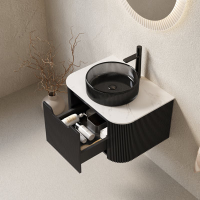 Meuble-lavabo de salle de bain de 24 po avec tiroir Dina, armoire de rangement en contreplaqué à bords arrondis rayés avec tiroir, lavabo rond en verre noir transparent et plateau en pierre frittée blanc de Carrare, pré-assemblé, couleur noire