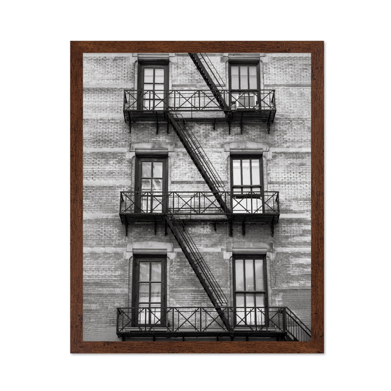 Escalier sur le bâtiment de Manhattan, Poster, 24"H x 32"W, Brown Framed
