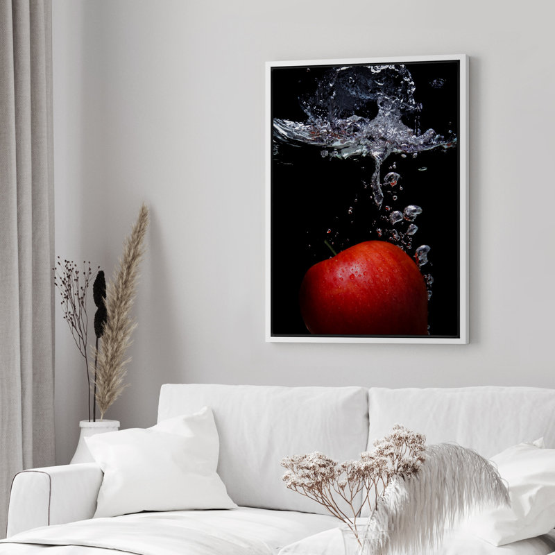 Pomme rouge vif dans l'eau sur toile, Cadre flottant blanc, H 36 po x l 24 po x P 1,5 po