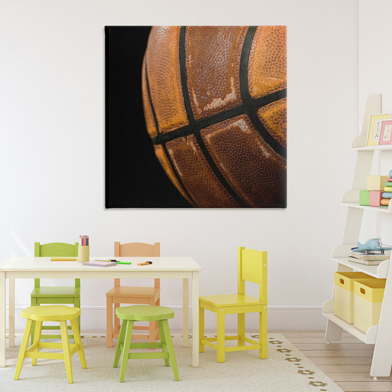 Gros plan de basketball sur toile noire, design par Kim Allen, H 36 po x l 36 po