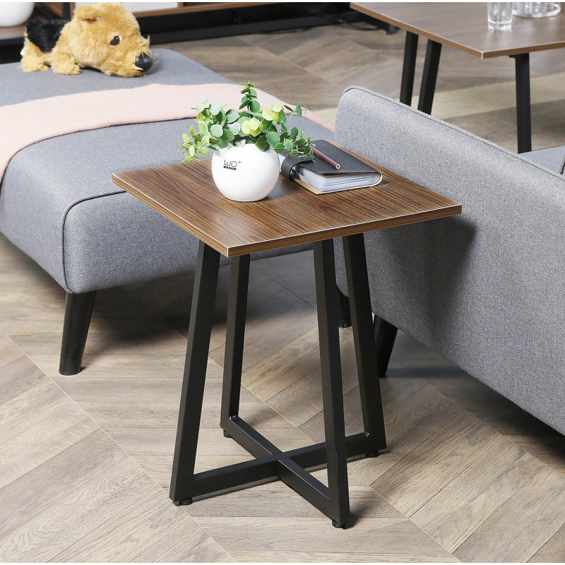 Table de bout à pieds croisés