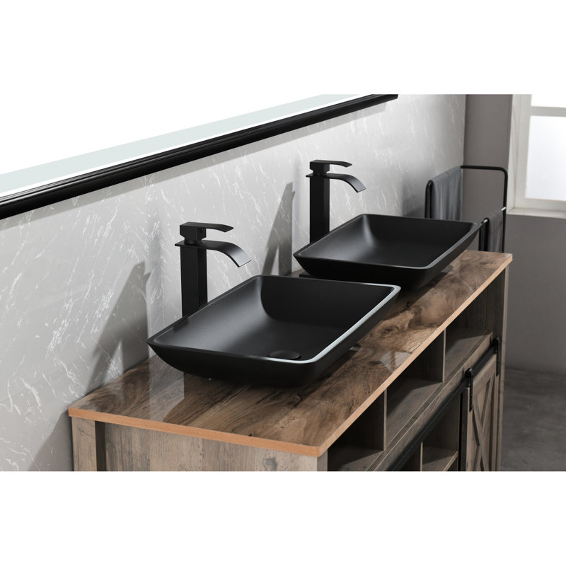 Lavabo de salle de bain avec robinet noir mat et surface - L 14,38 po x l 22,25 po, H 4-3 / 8 po Note: Ceci viole les instructions, mais est montré pour montrer une erreur.