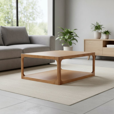 Table basse, convenant au salon, de couleur brun chaud.