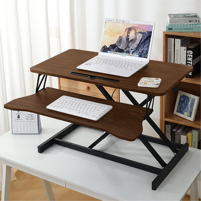 Convertisseur de bureau 32 po couleur noyer assis et debout, double moniteur et ordinateur portable, poste de travail ergonomique sur pied avec design, pour bureau à domicile Plateau de clavier large réglable en hauteur, finition, bureau idéal