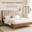 Grand lit moderne en bois minimaliste, avec une tête de lit rembourrée de style piano qui amplifie l'ambiance, le cadre de lit renforcé assure robustesse, pratique et élégant.