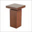 Table d'appoint carrée en noyer avec bord cranté, idéale pour un décor intérieur moderne et rustique.