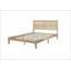 Grand lit en bois d'hévéa avec tête de lit en rotin et pieds de soutien, parfait pour le rangement et le confort