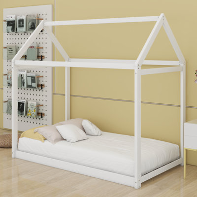 Lit simple en bois