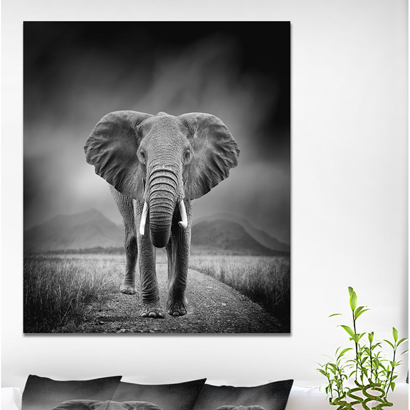 «African Elephant in Dark Artwork», reproduction d'impression sur toile tendue, H 40 po x l 30 po x P 1,5 po