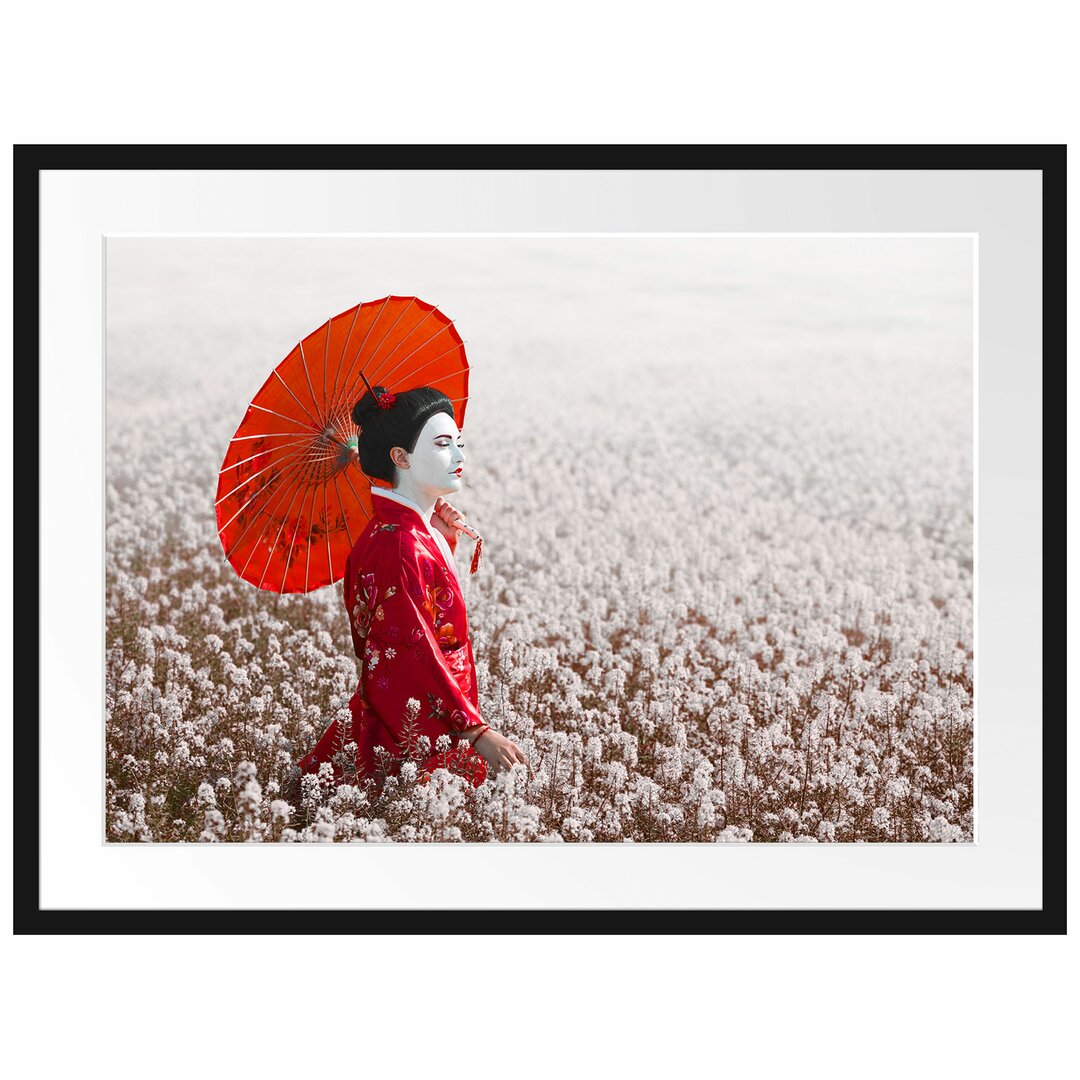 Geisha in einem Feld Gerahmter Fotodruck