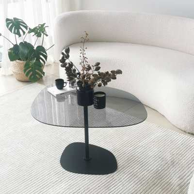 Table basse moderne avec plateau en verre trempé, gris foncé et noir, 33,5 po x 15,7 po x 26,4 po | Pieds robustes en métal, démontés pour un assemblage facile | Design industriel et de fantaisie, parfait pour les salons et les bureaux
