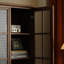 Bibliothèque de style américain avec portes en verre