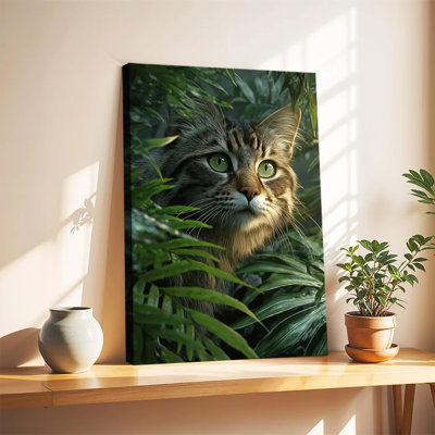 Chat tigré à poils longs caché dans la jungle - Grande toile tendue sur châssis, idéale pour le salon ou la chambre.